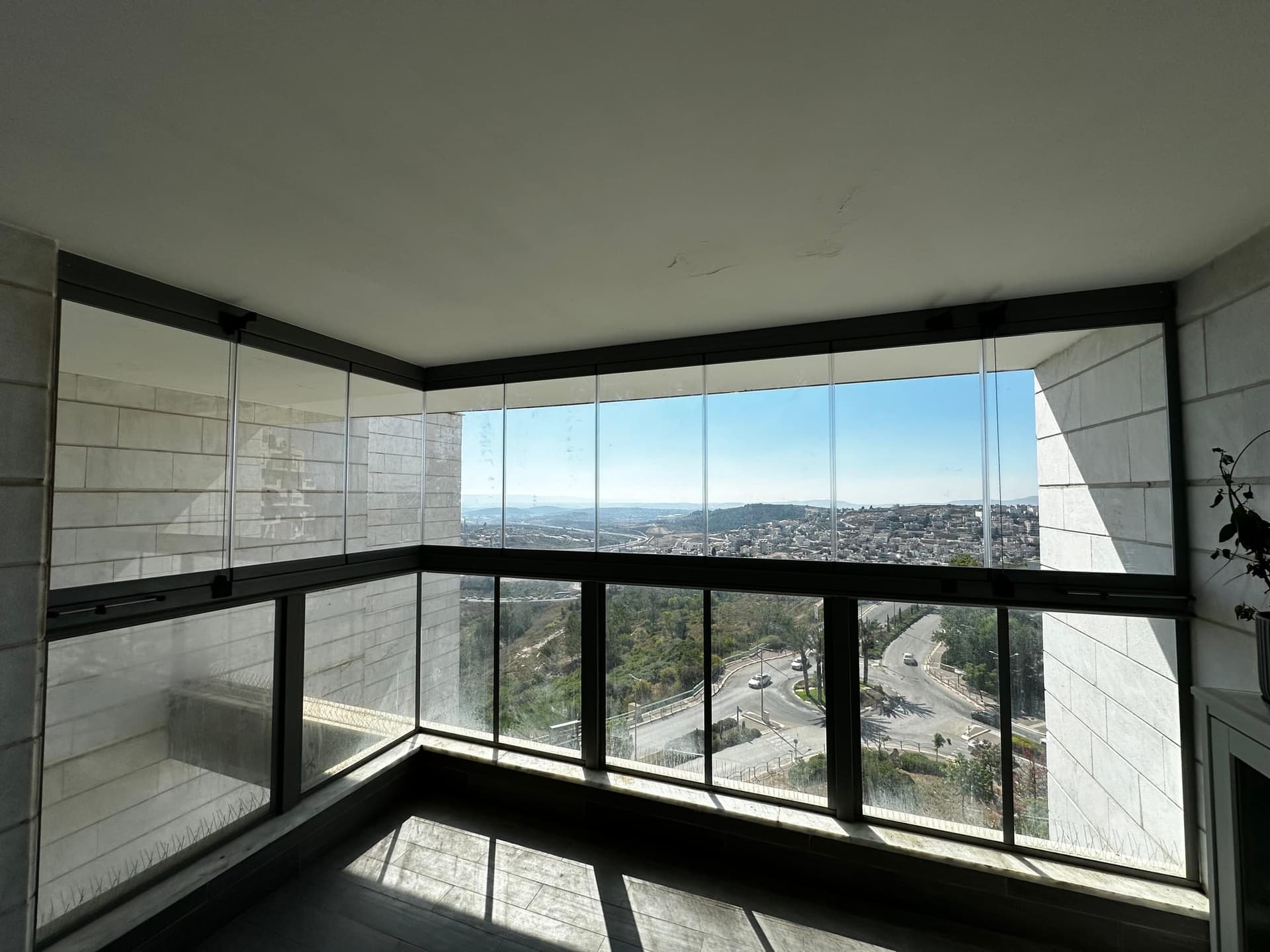 TIARA — סגירת מרפסת בזכוכית, תצוגה מורחבת 30