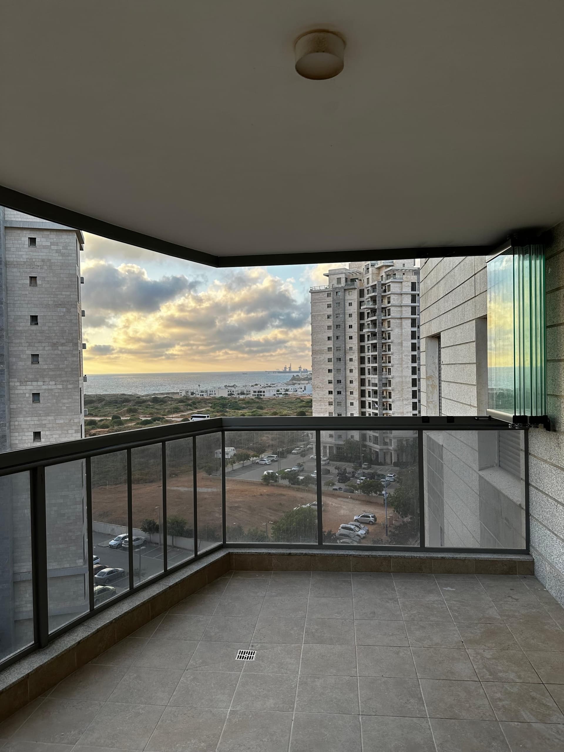 TIARA — סגירת מרפסת בזכוכית, תצוגה מורחבת 21