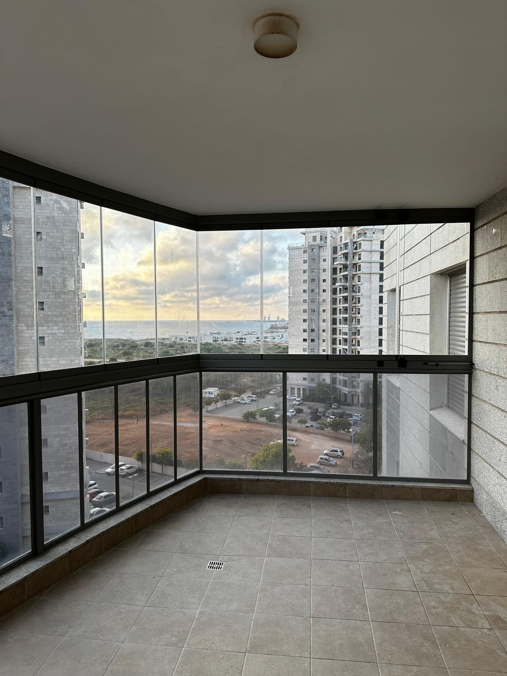 TIARA — סגירת מרפסת בזכוכית, תצוגה מורחבת 53